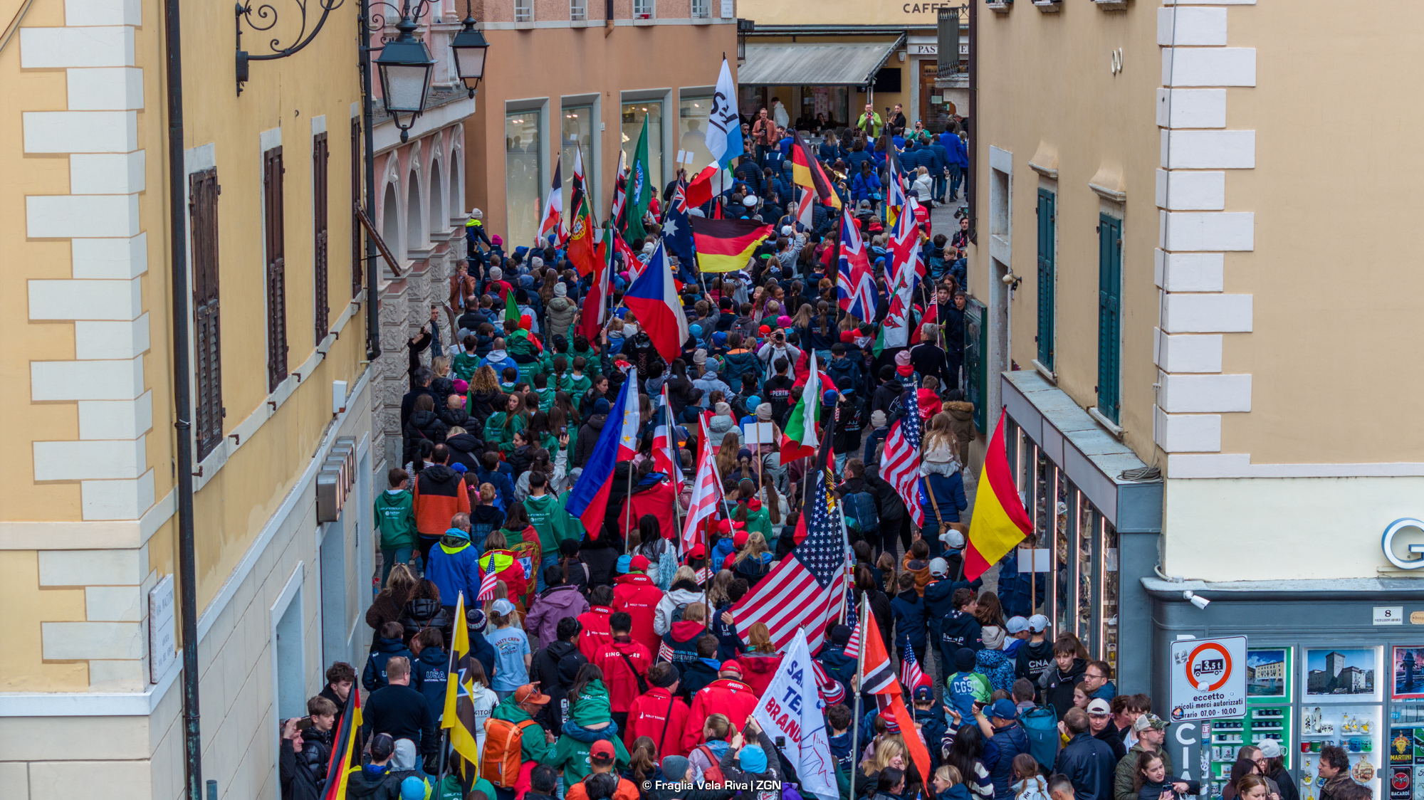 12° Country Cup nel segno della Francia: Charles Ganivet vince la regata di apertura del Meeting del Garda Optimist