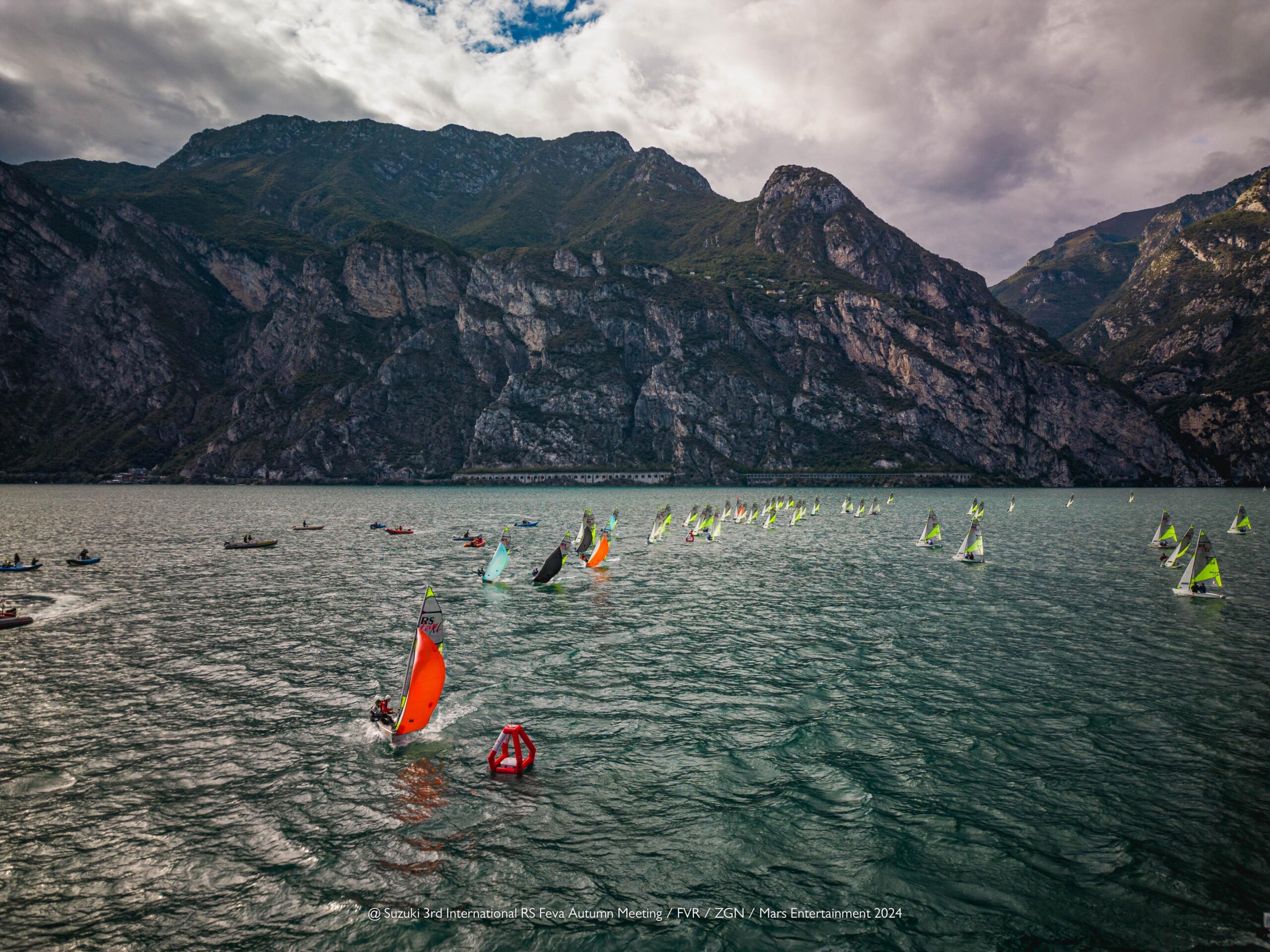 Oltre cento in regata a Riva del Garda pre l'RS Feva European Championship: la prima leadership è britannica